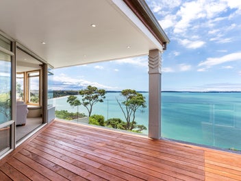 Serene Coastal Retreat with Panoramic Ocean Views