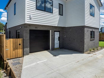 Brand-New 5-Bedroom Beauty with Stunning Kitchen