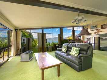 Spectacular coastal bay property