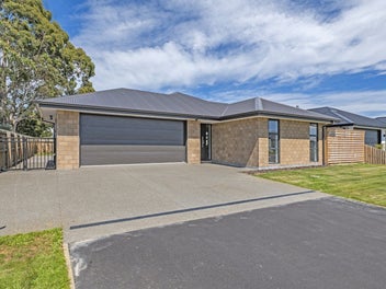 Brand new - Stylish, spacious & ready for you!