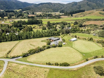 Lifestyle with Large Shed - Explore the Options!
