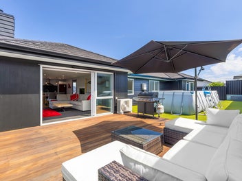 Modern Family Haven in Sought-After Nukuhau