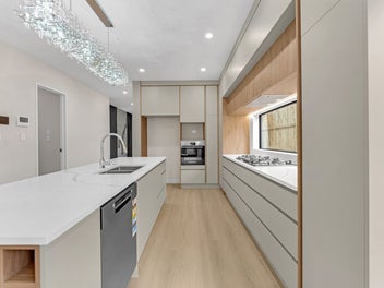 Luxurious Living in the Heart of Flat Bush!