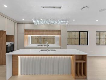 Luxurious Living in the Heart of Flat Bush!