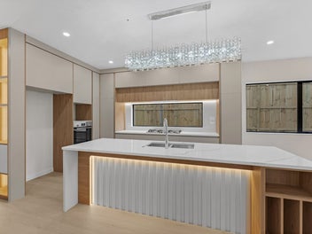 Luxurious Living in the Heart of Flat Bush!