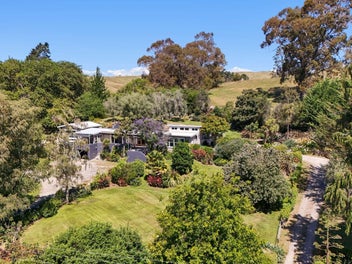 Scenic Rose Road Retreat in Upper Moutere