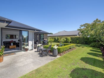 Beautifully Manicured Garden Setting