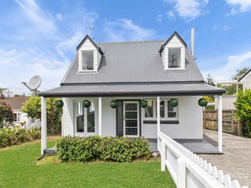 Classic Kiwi Home on 809m2 Section with Potential!