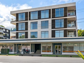 Modern Beachside Living – 2-Bedroom Apartment