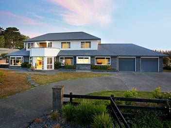 Rural charm ideal for horses or horticulture