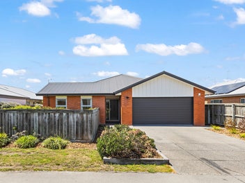 Move In, You'll Never Leave + 3 Car Garaging
