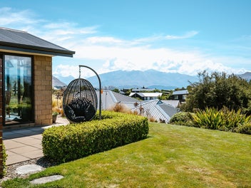 Wanaka Retreat with Stunning Vista