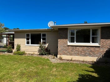As Pretty As A Picture! A 3 B/R Private Oasis.