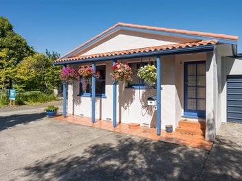 Stylish 2-Bedroom Townhouse – Central City