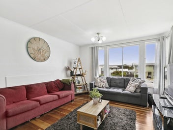 Classic 1960s Sunny 4 Bed Home
