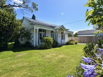 Charming Carterton Cottage - A Renovator's Delight