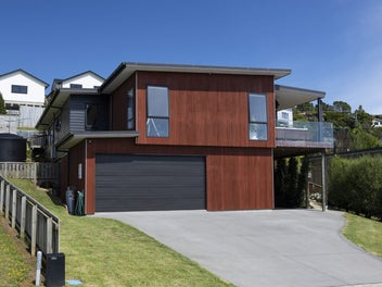 Spacious Executive Home near the beach