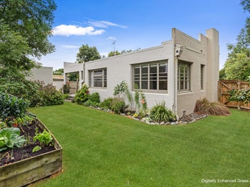 Beautiful Art Deco Delight on McKenzie Street!