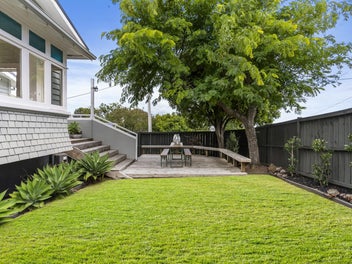 CALIFORNIAN BUNGALOW: SLOPES OF ONE TREE HILL!