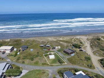 Seaside Section. Coastal Escape at 90 Mile Beach