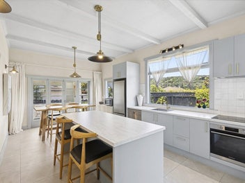 Coastal Comfort with Modern Family Appeal!