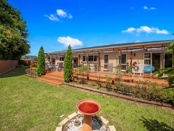 Exceptional Living – 3 + 2 Home for Extended F...