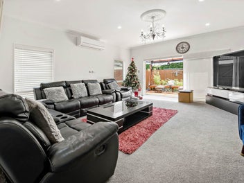 Exceptional Living – 3 + 2 Home for Extended F...