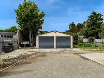 Low-Maintenance Living with Exceptional Garaging!