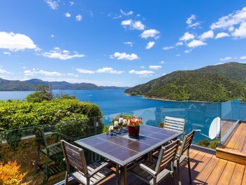 Premium location, Exceptional Value and Views