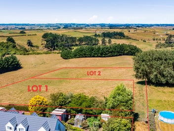 LIFESTYLE SECTONS - RURAL FEEL, TOWN CONVENIENCE!