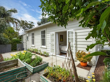 Owners Moved Overseas! Immediate Settlement