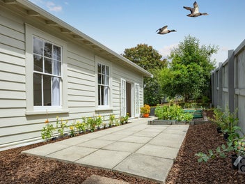 Charming Cottage in Green Lush Setting...