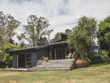 2 HOUSES: Secluded lifestyle home + rental cottage