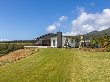 Stunning Lifestyle Property and Thriving Business