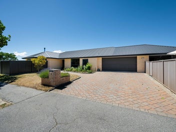 Unique Home with Income in the heart of Cromwell!