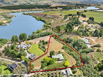 Bannockburn Inlet retreat with postcard views