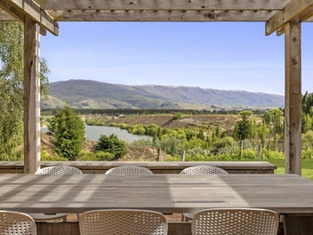 Bannockburn Inlet retreat with postcard views