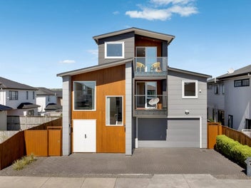 BEST HOME in Flat Bush - Architecturally Designed