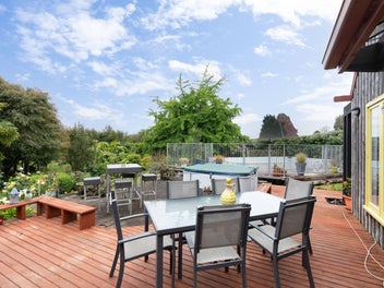 Estate Sale - Vibrant Living in Ohau