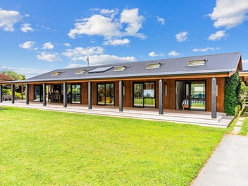 Stunning 4-Bedroom Property – A Dream Lifesty...