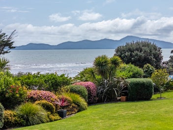Stunning Coastal Living - Don't Miss Out!