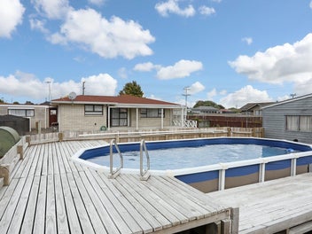 SPACIOUS FAMILY HOME & SECTION - PARKING FOR ALL!!