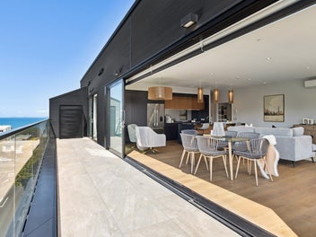 Penthouse Perfection-Luxury Living by the Beach