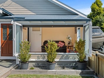 * UNDER OFFER * Big on Charm, Easy on the Eyes!