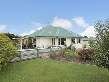 GENEROUS FAMILY HOME & 1287m2 SECTION