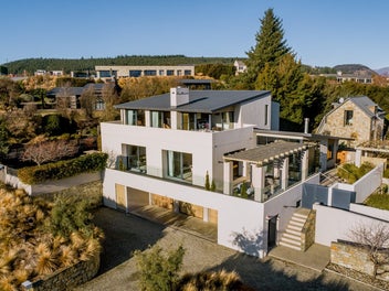 Modern Elegance-Stunning Mountain and lake views