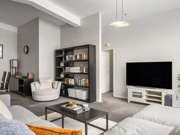 SPACIOUS CITY FRINGE LIVING