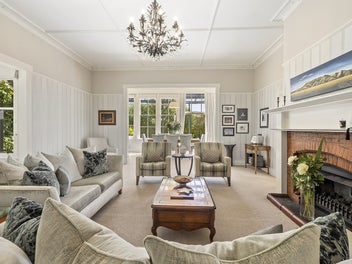 DISTINGUISHED AND ELEGANT FAMILY HOME