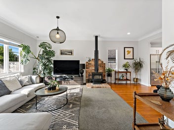 Freehold Bungalow, Convenient Location