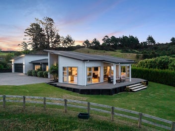 Big Views and Big Shed!